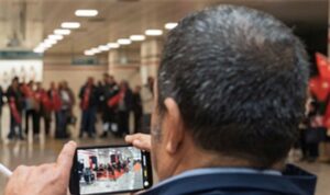 İzmir Metrosu’nu Cumhuriyet coşkusu sardı
