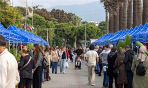 İzmir’in renkli festivali Kültürpark’ta kapılarını açtı