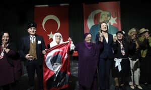 Konak’ın çınarlarından unutulmaz Cumhuriyet gösterisi